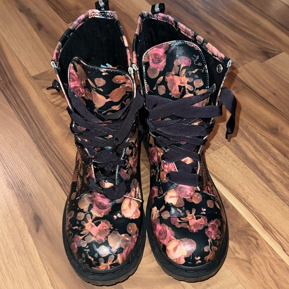 Ankle Height Floral Chunk Boots - Picture 3 of 4
